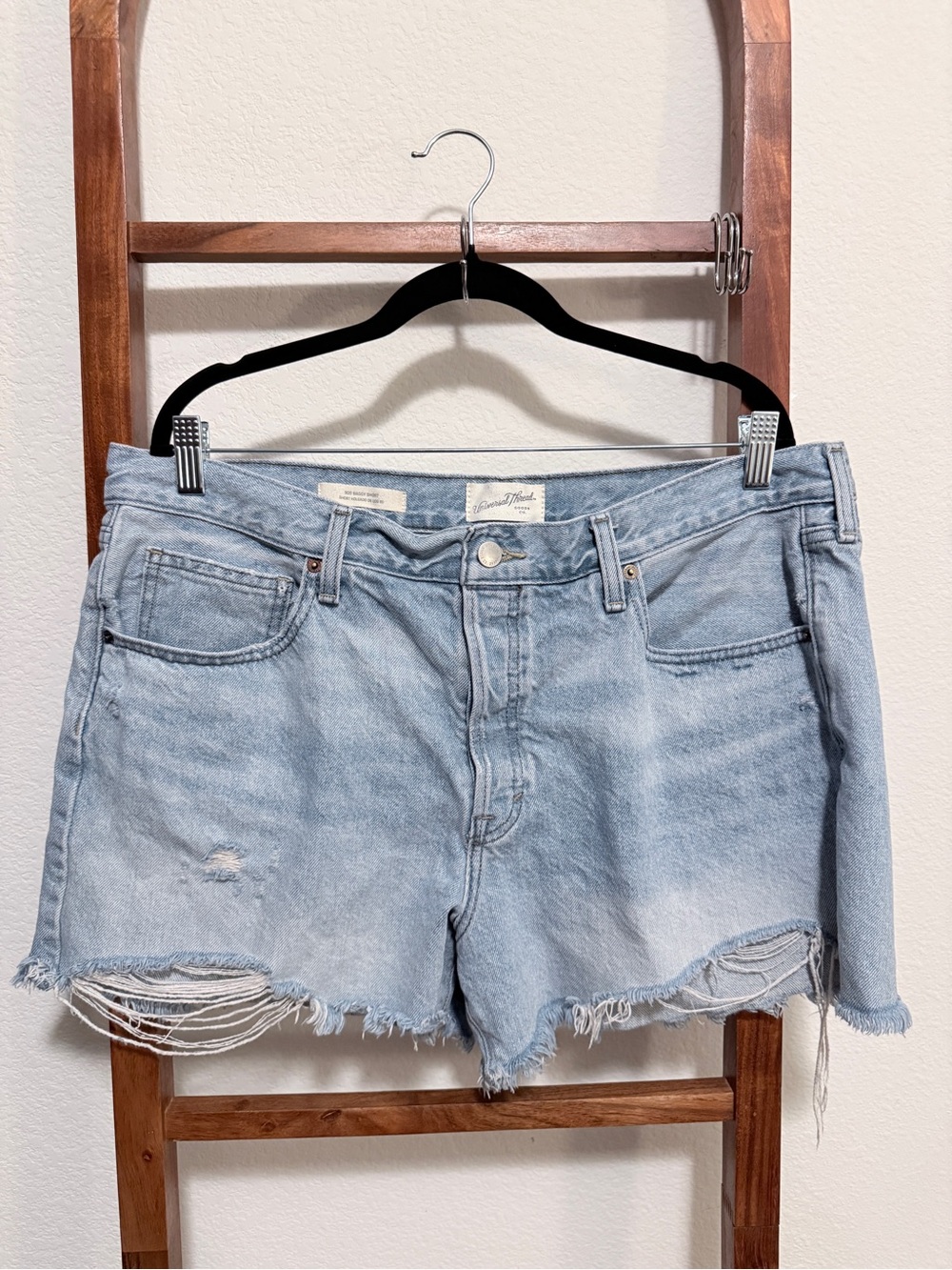 Universal Thread Women’s Light Blue Distressed Denim Cutoff Shorts Size 14